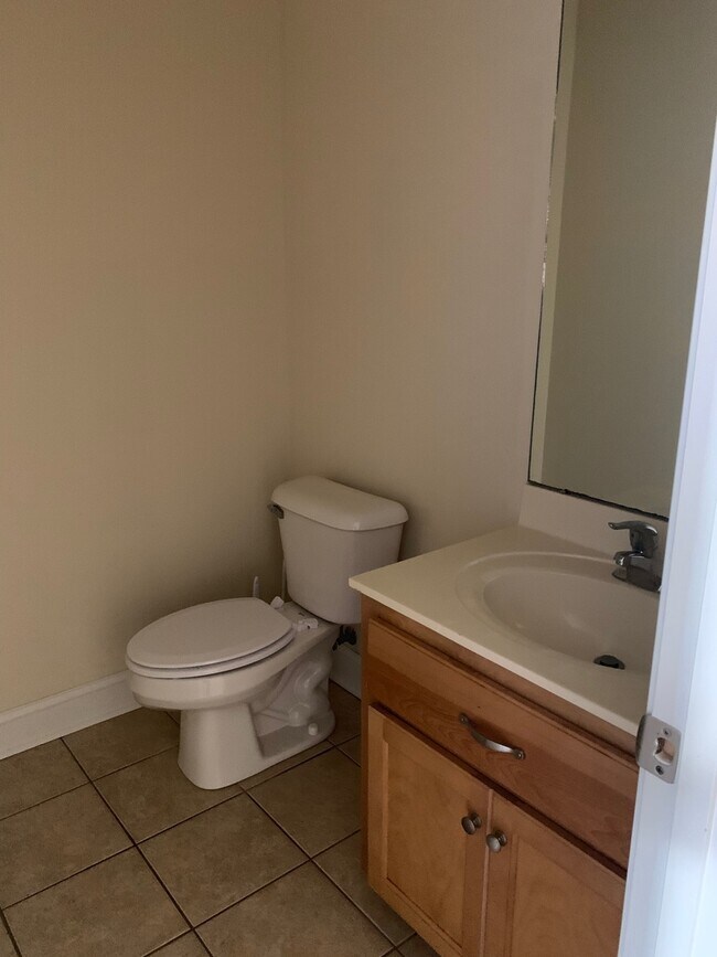 Building Photo - 3 Bedroom Townhome with Open Living Space