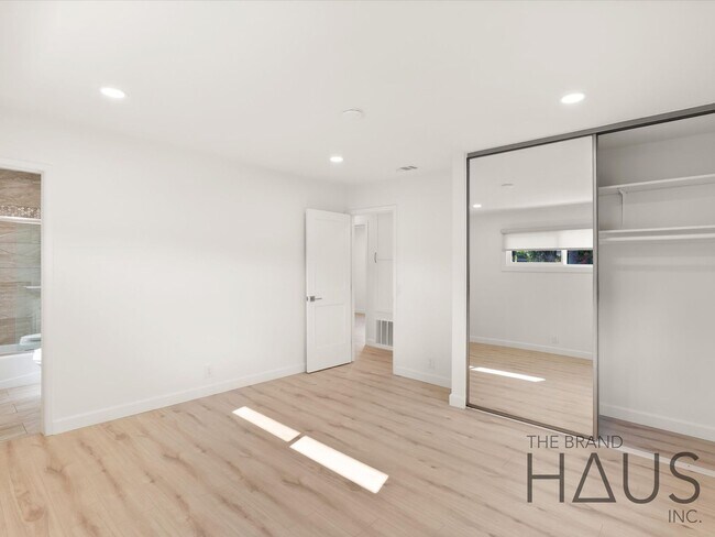 Building Photo - Two Primary Bedrooms, Pool, & Air Conditio...