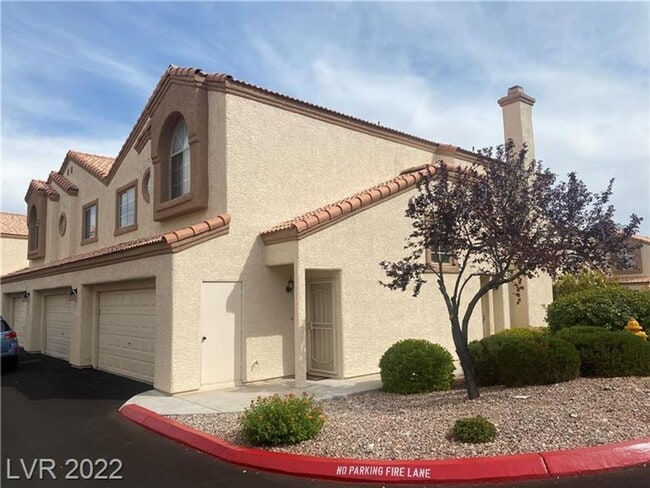 Building Photo - Gorgeous 3 bedroom condo with a 2 car gara...