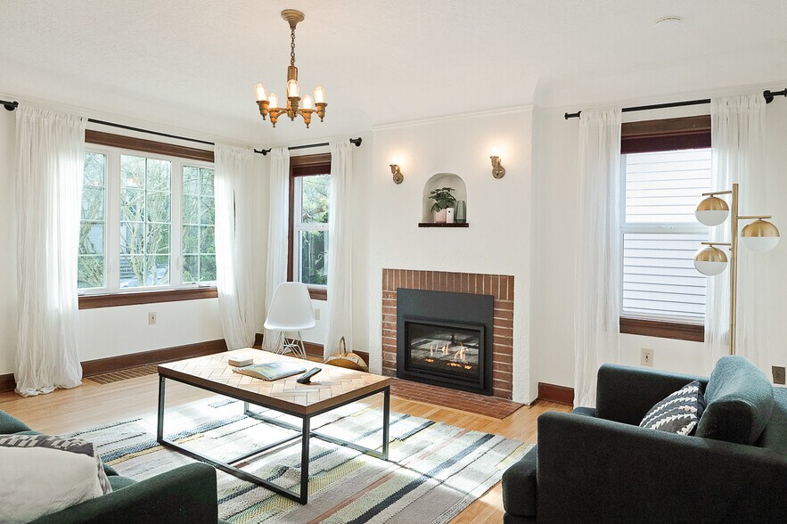 Building Photo - 2323 SE Pine St