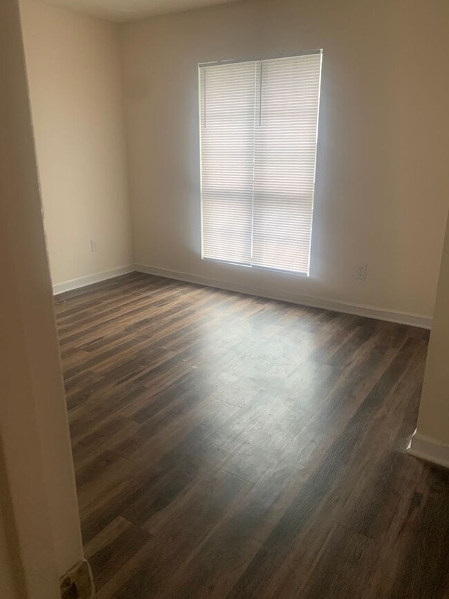 Building Photo - Great NW RALEIGH location-2 brm 2 bath ~ F...