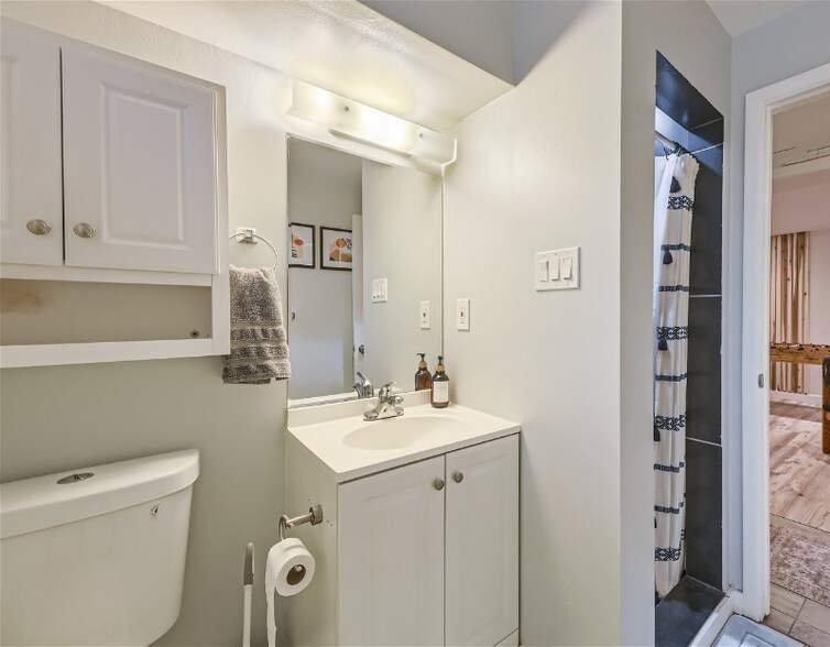 Building Photo - 909 Ogden Cir