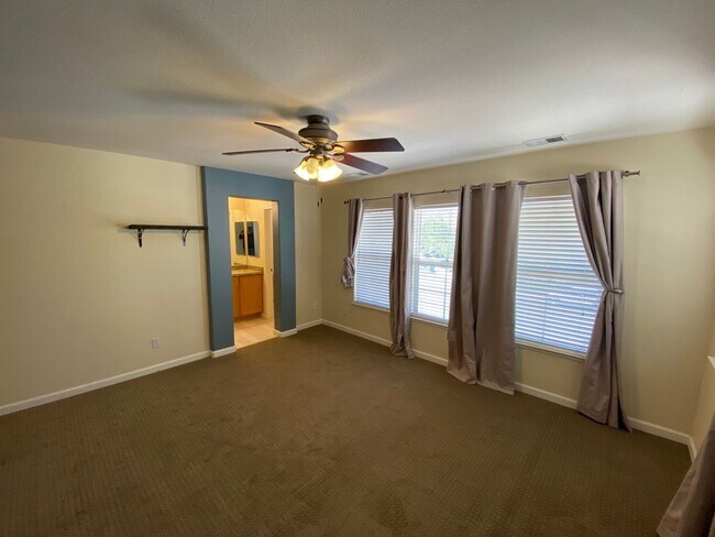 Building Photo - North Valley - 3 Bed 2 Bath - Near Water P...