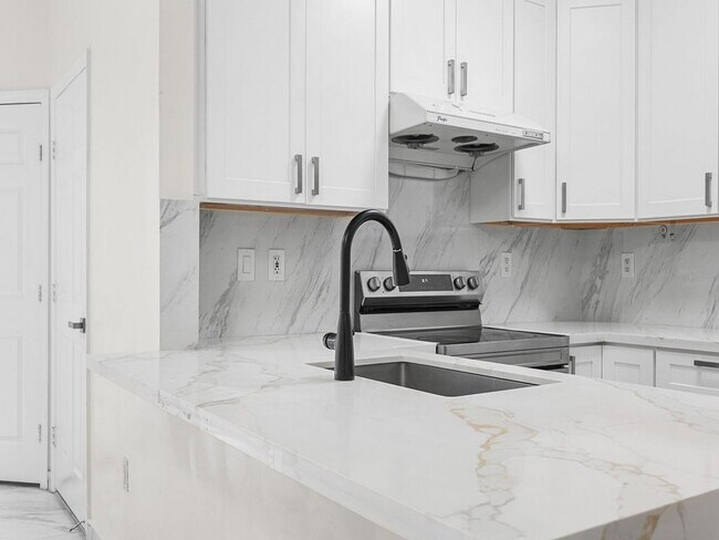 Building Photo - 7923 N Southwood Cir