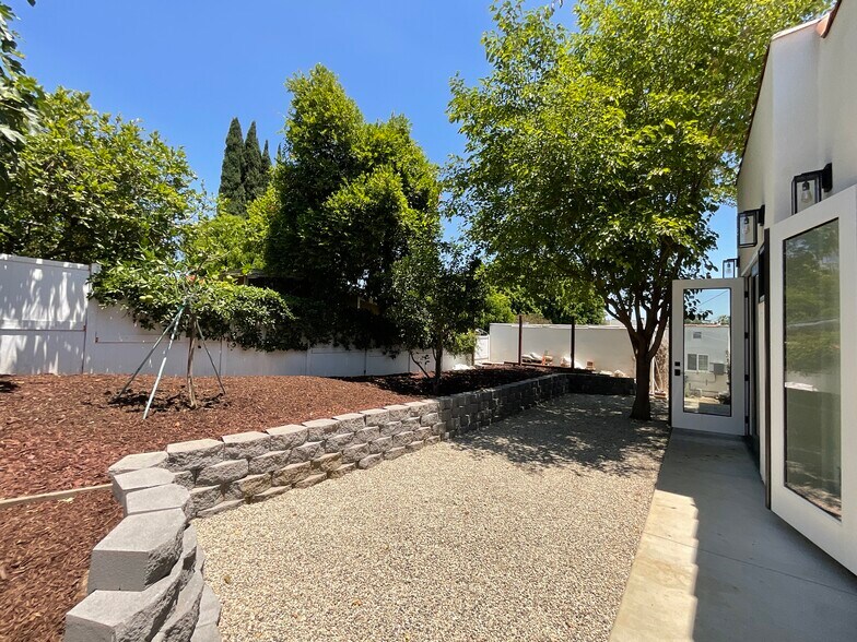 Low maintenance yard w/ mature fruit trees - 3015 Warwick Ave
