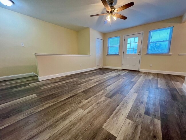 Building Photo - Stunning 2nd Floor Apartment in Telford! Parking Spot Included!