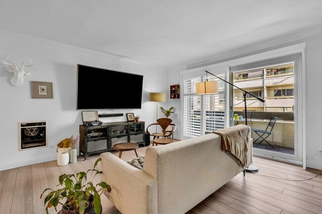 Building Photo - Luxe 1 BR Adam's Point Condo Available Now