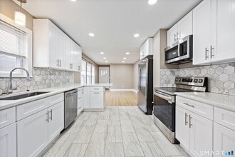 Building Photo - 87 Putnam St