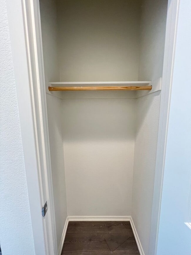 Building Photo - *DEPOSIT MOVE IN* Beautiful 2 Bedroom 2 Ba...