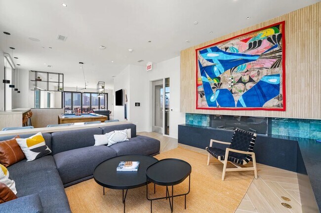 Building Photo - 672 N May St