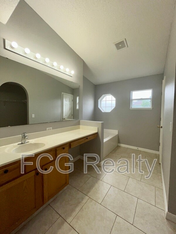 Building Photo - 5819 Windridge Dr