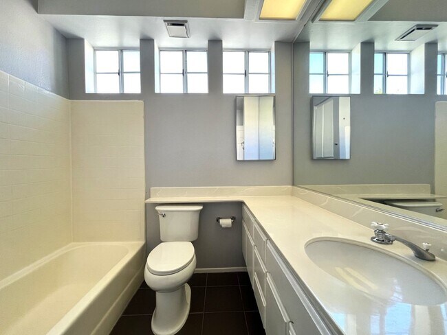 Building Photo - 2 bed, 2 bath located in Corona, CA!