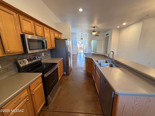 Building Photo - 1401 E English Ivy Ct