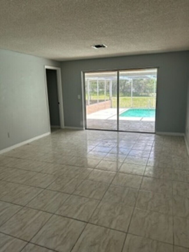 Building Photo - Large  3 bedroom, 2 bath pool home.
