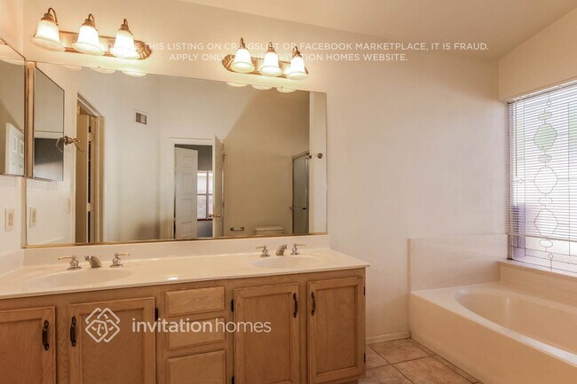 Building Photo - 7934 W Laurel Ln