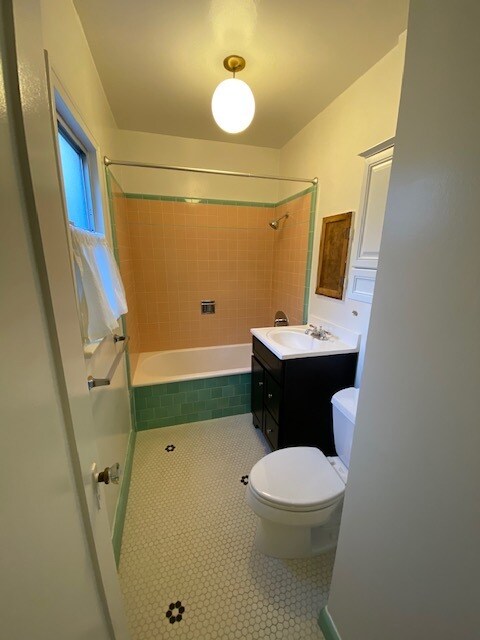 Building Photo - 1558 S Carmelina Ave