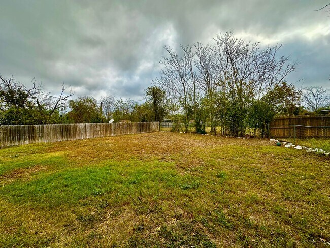 Building Photo - Cozy 4/2