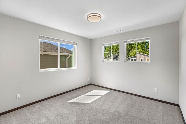 Building Photo - Newer 5 Bedroom Home off Loxie Eagans! Min...