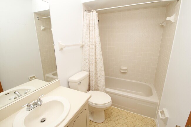 Building Photo - 652 Casa Grande Dr