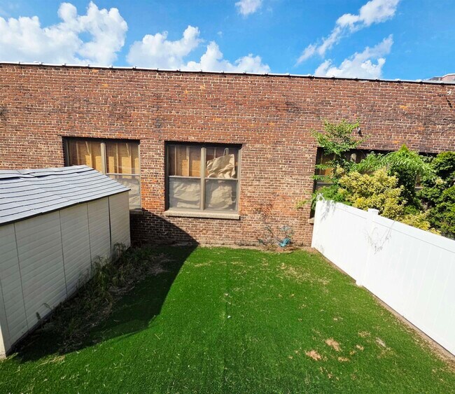 Building Photo - 906 20th St