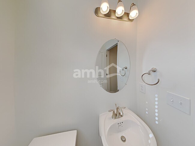 Building Photo - 5235 Valley Dr