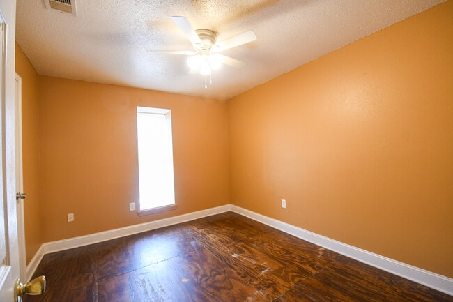 Building Photo - 1732 Carrollwood Dr