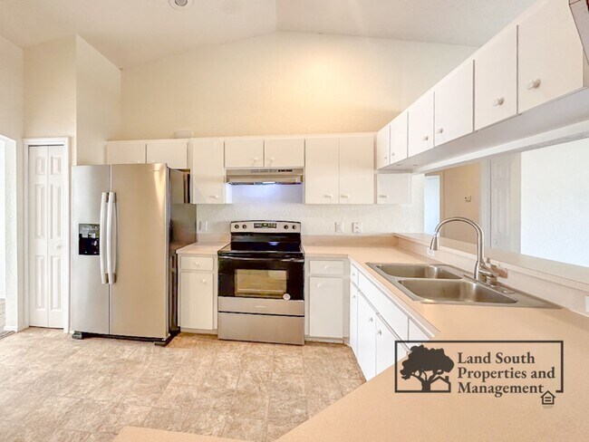 Building Photo - Charming 3-Bedroom Home in Prime SE Lakela...