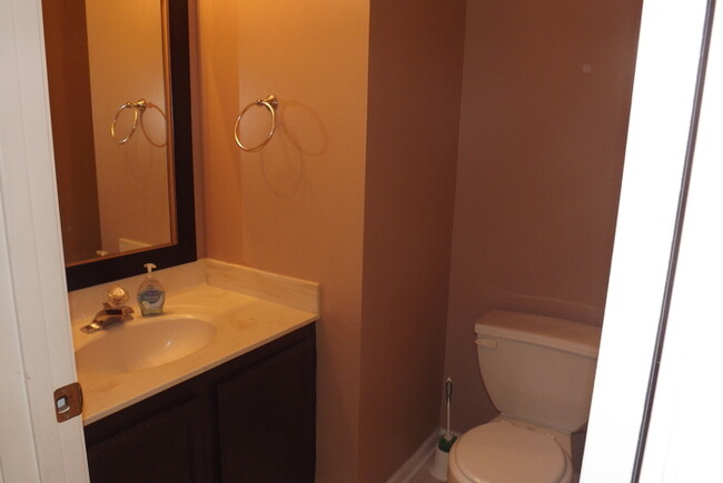 Building Photo - Spacious 2 story Beavercreek Condo