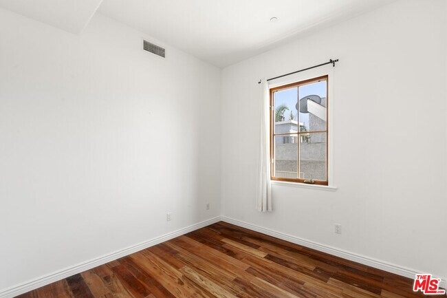 Building Photo - 744 N Alfred St
