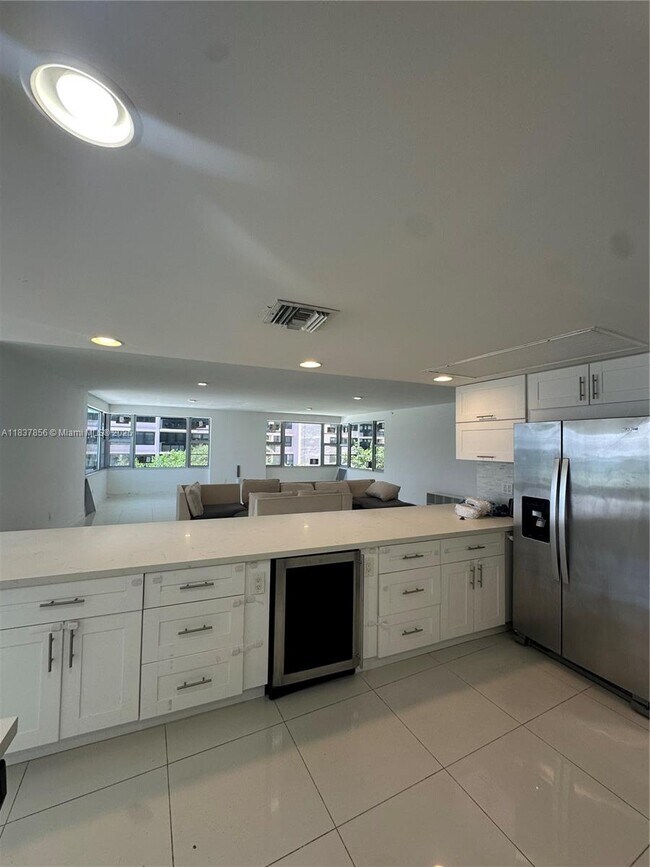 Building Photo - 5255 Collins Ave
