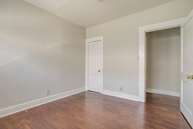 Building Photo - Large 4 Bed, 2 Bath in the heart of Histor...