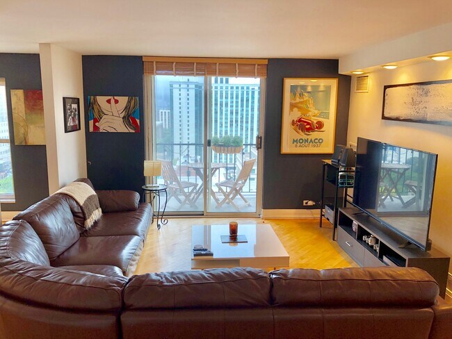 Building Photo - 1212 N La Salle Dr