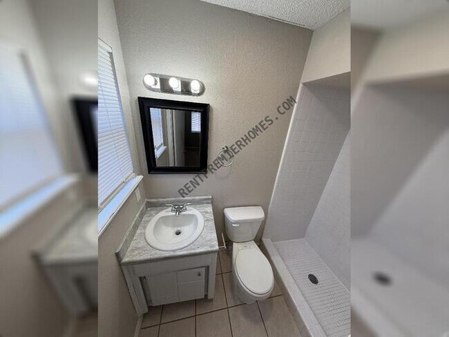 Building Photo - 1720 SE 7th St