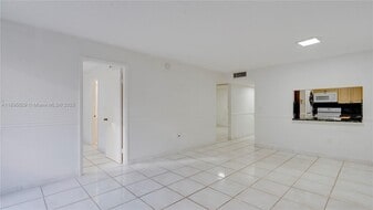 Building Photo - 10000 NW 80th Ct