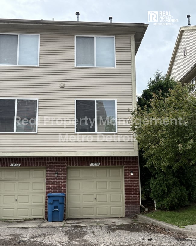 Building Photo - CONVENIENT CONDO LIVING