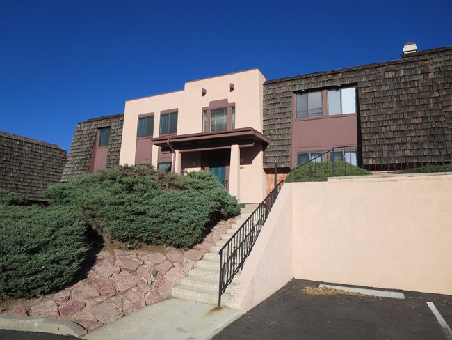 Primary Photo - 2 Bed / 2 Bath Top Level Condo with A/C! -...