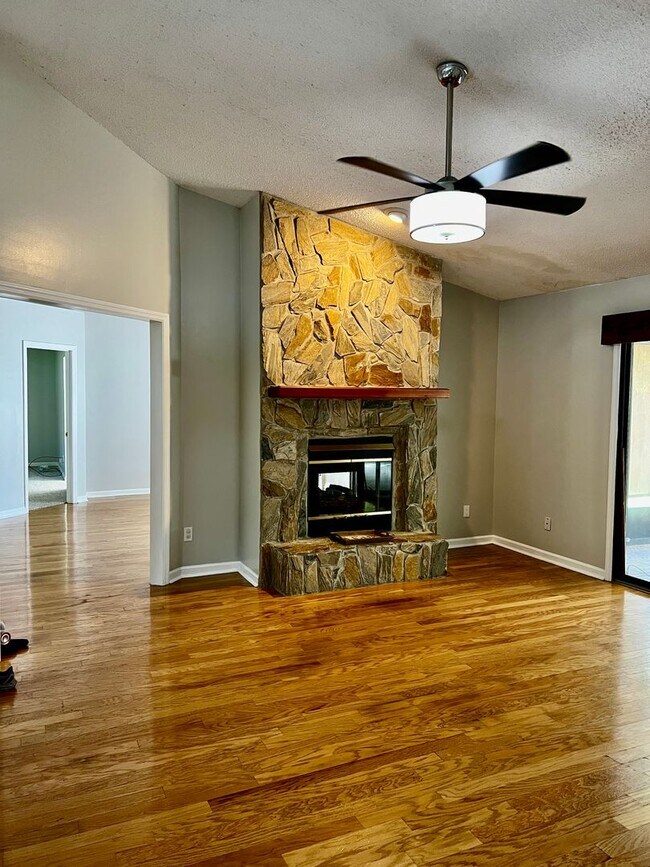 Building Photo - 3/2 with fenced in yard!