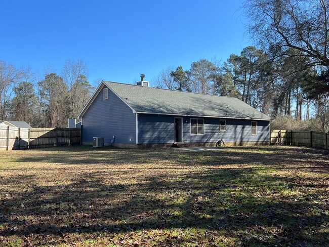 Building Photo - Great Home in Hope Mills (Pets Considered)