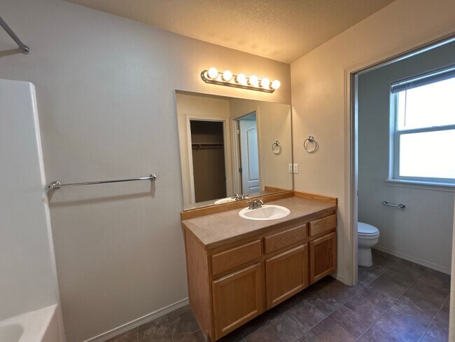 Building Photo - 3 Bedroom Townhouse in The Pines at Pilot ...