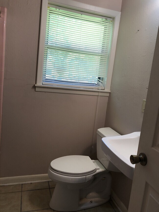Building Photo - *3/2*SOUTHERN HILLS/SOUTHWOOD*FRESH PAINT*