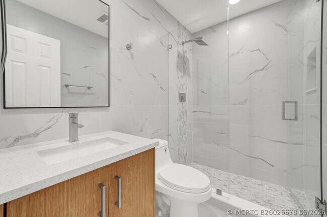 Building Photo - 23392 Country Club Dr E