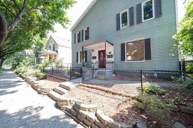 Building Photo - 1417 6th St NE