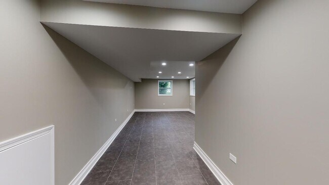Building Photo - 1366 Cavell Ave