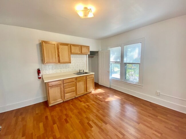 Building Photo - 920