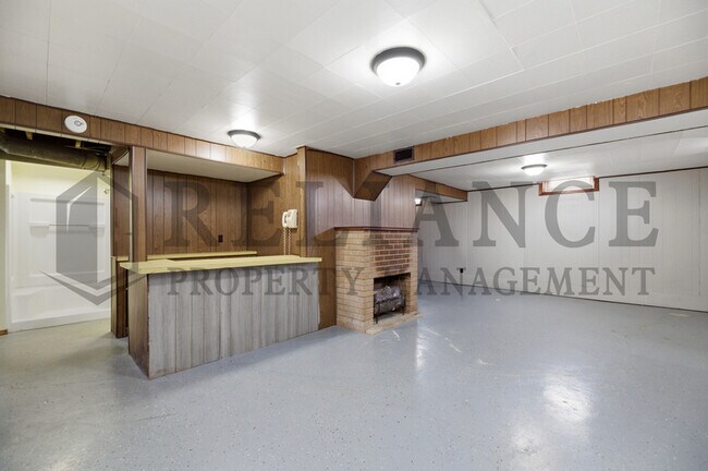 Building Photo - 2242 S Ridgewood Dr