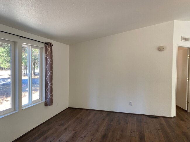Building Photo - ? Cozy Charm on Almost an Acre in La Pine ?