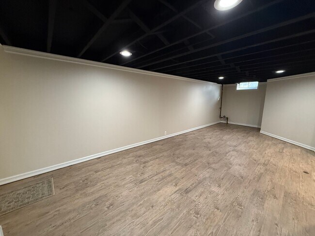 Building Photo - 2710 Pendleton Dr