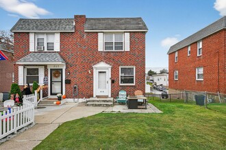 Building Photo - 3 Bedroom, 1 Bath Smart Fully Furnished To...
