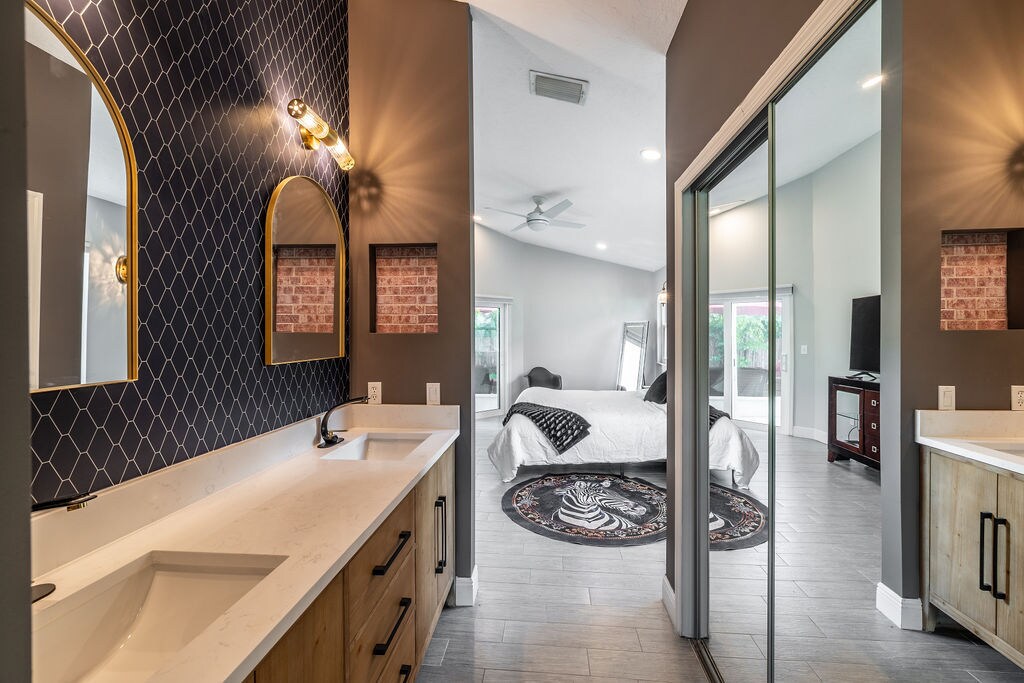 Building Photo - 9330 Seagrape Dr