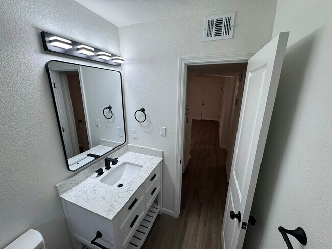 Building Photo - 2122 N Glenn Ave